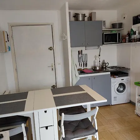 Gruissan: T2 Avec Piscine, Internet, Parking, Proche Et Commerces - Fr-1-796-10