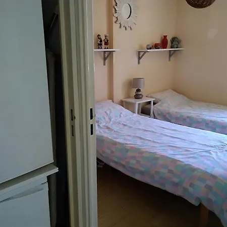 Gruissan: T2 Avec Piscine, Internet, Parking, Proche Et Commerces - Fr-1-796-10 Apartment