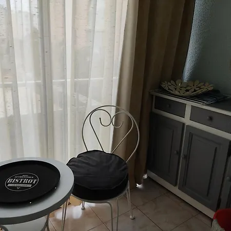 Gruissan: T2 Avec Piscine, Internet, Parking, Proche Et Commerces - Fr-1-796-10 Gruissan
