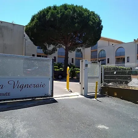 Apartment Gruissan: T2 Avec Piscine, Internet, Parking, Proche Et Commerces - Fr-1-796-10 Gruissan